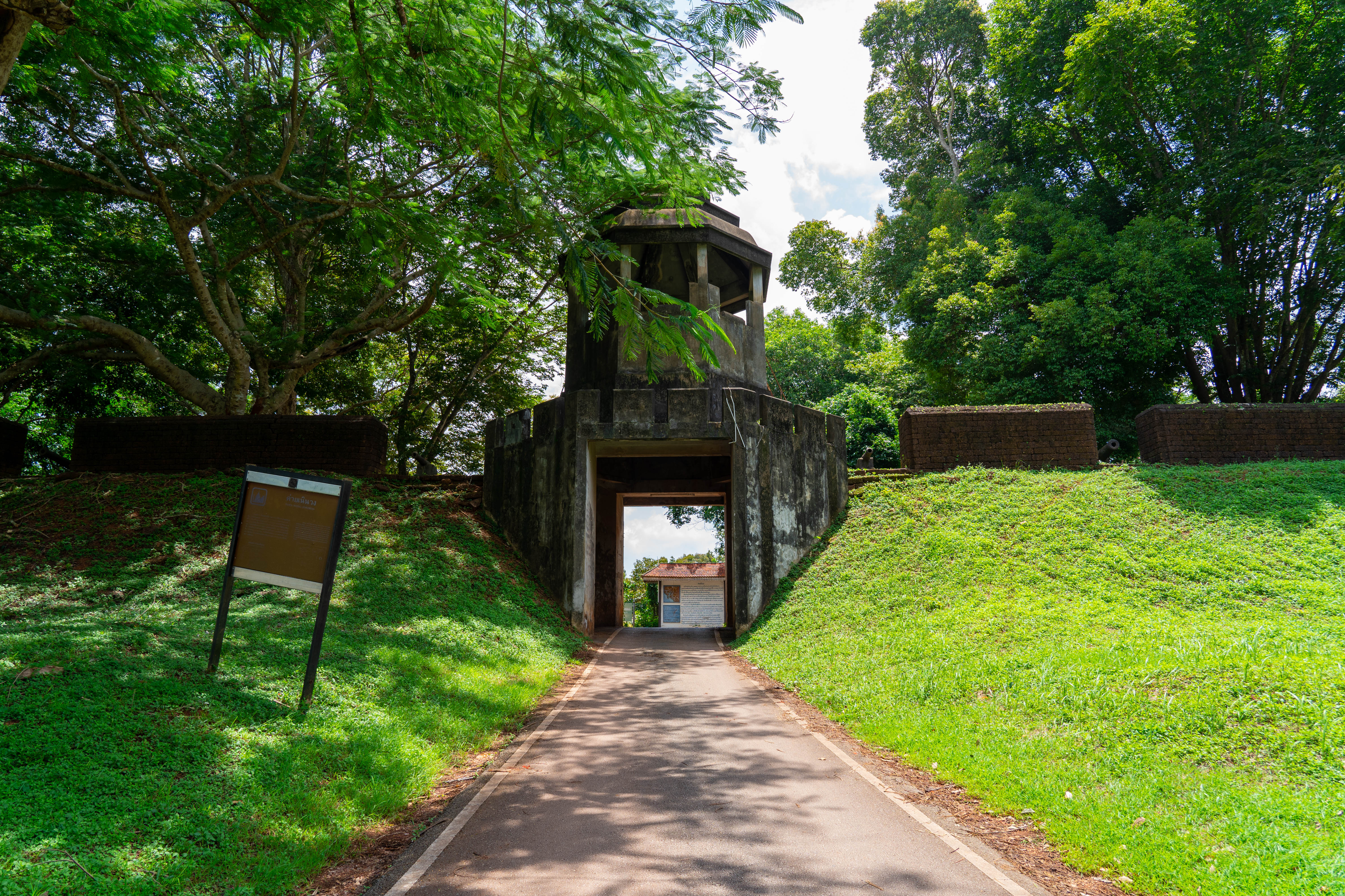 โบราณสถานค่ายเนินวงและพิพิธภัณฑสถานแห่งชาติพาณิชย์นาวี จันทบุรี